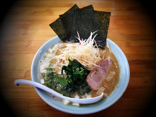 「ネギラーメン大盛細麺950円」@らーめん 道の写真