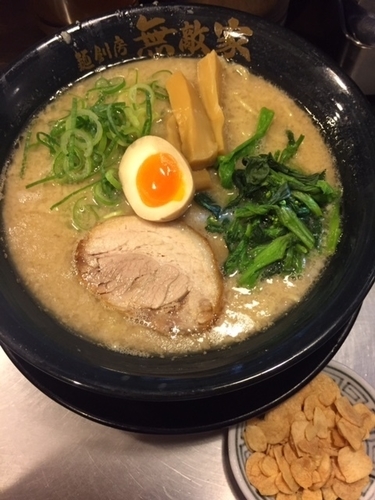 「本丸麺　850円　＋揚げニンニク100円」@麺創房 無敵家の写真