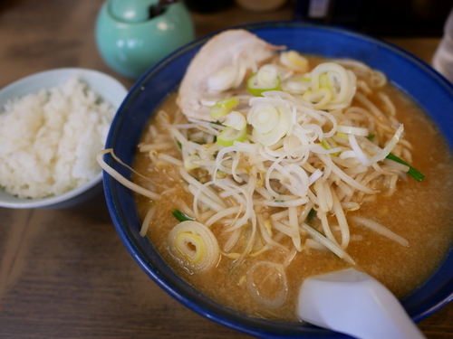 「みそらーめん 麺硬め＋サービスライス」@らーめん弁慶 堀切店の写真