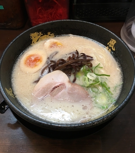 「半熟玉子とんこつラーメン（カタ￥680）」@とんこつラーメン博多風龍 上野店の写真