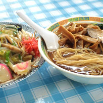 「メンマラーメン680円＋アゲソバ730円」@富久栄楼の写真