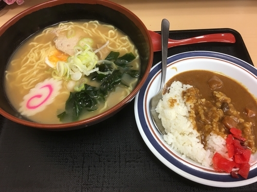 「煮干しらーめん と ミニカレーセット 640円」@名代 富士そば 愛宕通り店の写真
