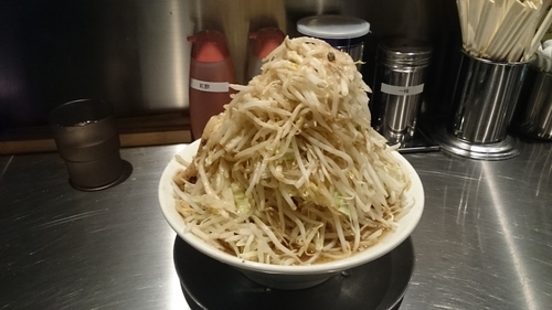 「大(ヤサイマシマシアブラ多めポイントカード味玉)￥８８０」@ジロリアン 赤坂店の写真