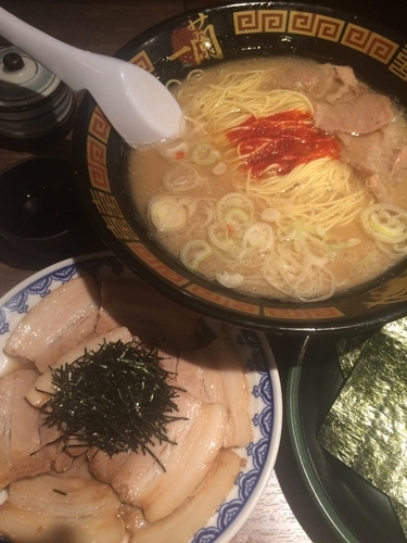 「天然とんこつラーメン+釜だれとんこつ焼き豚皿+のり+オスカランの」@一蘭 新宿中央東口店の写真