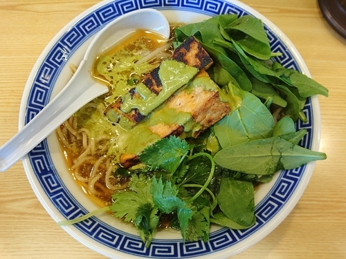 「うまい唐揚げらーめん（パクチースタイル、厚揚げ）」@うまい唐揚げらーめん かぐわしの写真