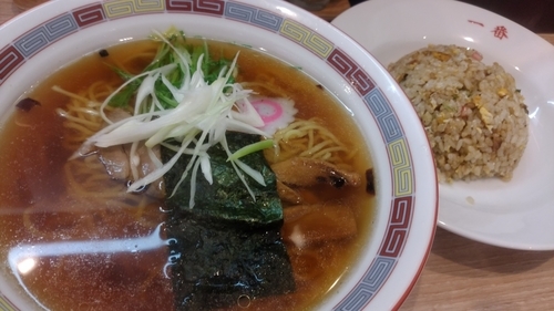 「ラーメン＋半チャーハンセット700円」@中華一番の写真