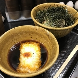 とろろ肉そば（￥880）