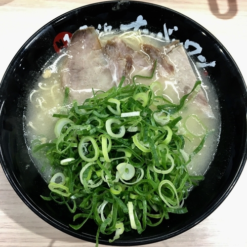 「長浜らーめん (650円) ねぎ山盛り (100円)」@長浜ナンバーワン 松山店の写真