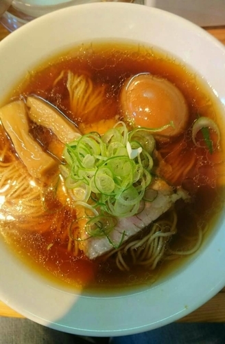 「お醤油らーめん 最強の味玉」@らーめん芝浜の写真