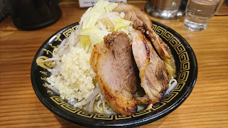 「ラーメン大（にんにく）+極太メンマ」@中華蕎麦うゑずの写真