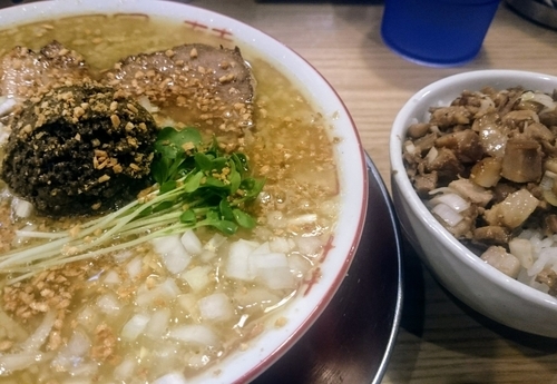 「カレーなアブラ煮干しそば＋肉飯（ランチ１５０円）」@煮干そば 流。の写真