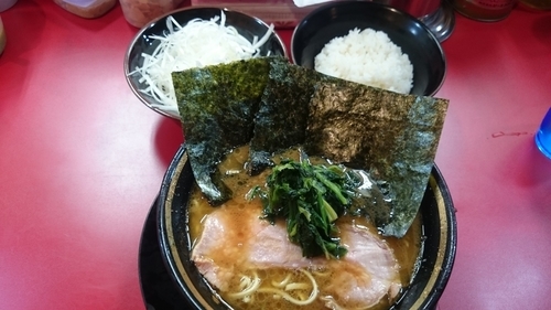 「ラーメン(650円)+白髪ねぎ(120円)+半ライス(80)」@家系ラーメン とらきち家の写真