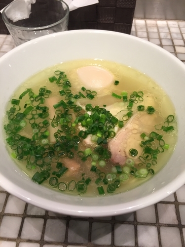 「鶏そば（塩）」@焼き鳥バル ジョニーとリーの写真