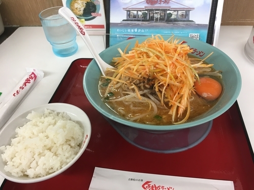 「辛ネギ味噌ラーメン¥790+生卵¥50+サービス小ライス」@くるまやラーメン 保谷新町店の写真