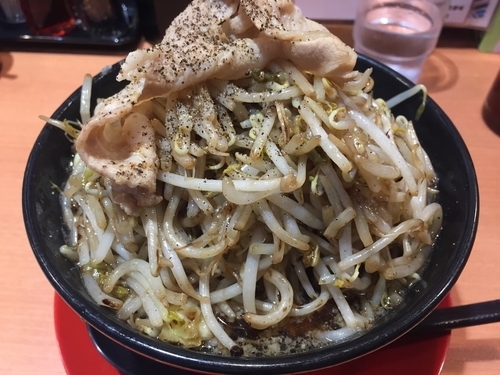 「ド根性の醤油らぁめん+野菜盛り（700＋130円）」@神戸ちぇりー亭 南小岩店の写真