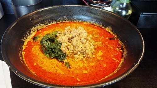 「血の池+無料ライス」@地獄の担担麺 護摩龍 百人町総本山の写真