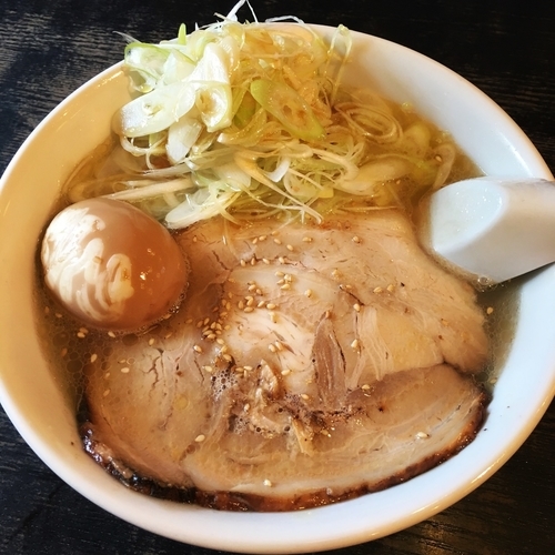 「塩ねぎラーメン+煮玉子」@ラーメン専門店 めん家の写真