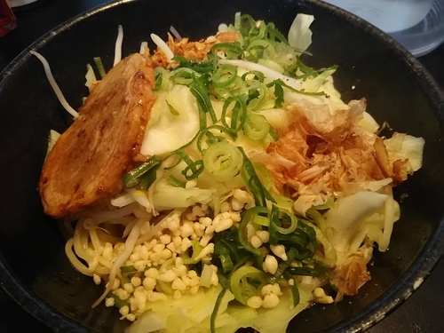 「まぜそばオリジナル（ヤサイアブラ）￥700」@BOMBA家 湘南台本店の写真