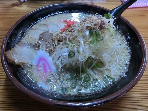 「とんこつ塩らあめん+白ねぎ」@俺流らあめん・深味やの写真