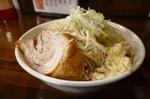 「らーめん 豚一切れ¥890／にんにくねぎ¥0」@ちばから 渋谷道玄坂店の写真