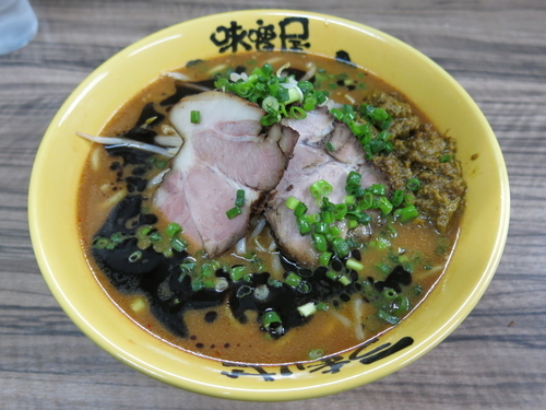 「カレー味噌らーめん(並盛)：900円」@味噌屋八郎商店 新宿店の写真