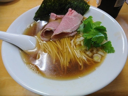 「煮干そば(黒)750円＋ビール」@と多゛食堂の写真