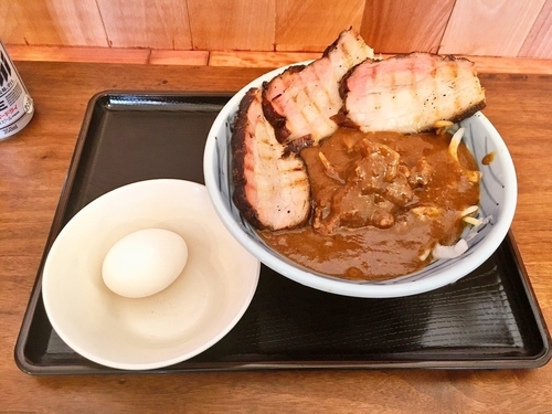 「焼豚大人の辛濃厚 カレー麺 + 半熟ゆで卵」@丹行味素 北新横浜本店の写真