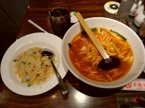 「本日のランチ①(辛みそラーメン＋五目チャーハン)780円」@上海華龍 ヤマダ電機LABI1高崎店の写真