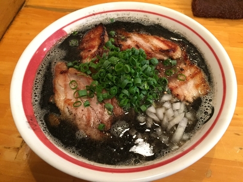「鷄黒（大盛り）チャーシュー」@らーめん 田の写真