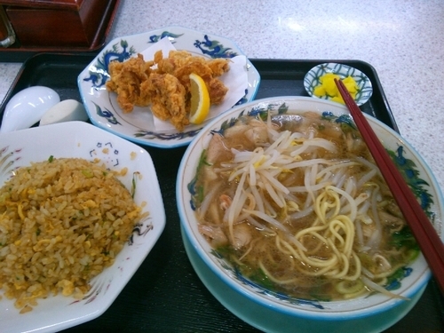 「醤油ラーメンと唐揚げ、焼き飯のセット」@ラーメン藤 矢橋店の写真