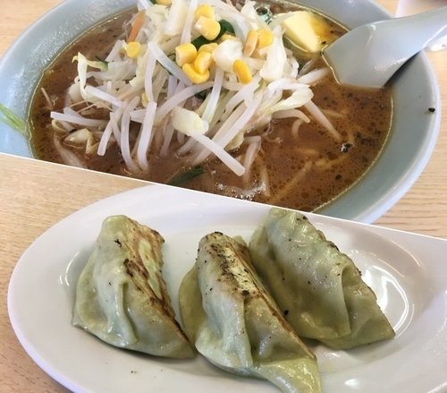 「味噌ラーメン¥600+バター¥100+野菜餃子3個¥250」@満北亭 昭和公園北店の写真