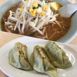 味噌ラーメン¥600+バター¥100+野菜餃子3個¥250