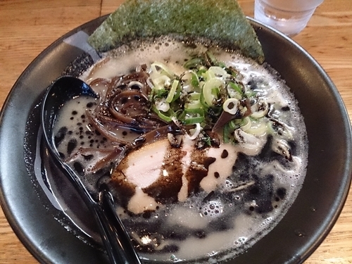 「とんこつらーめん 黒」@麺屋 らーめん花道の写真