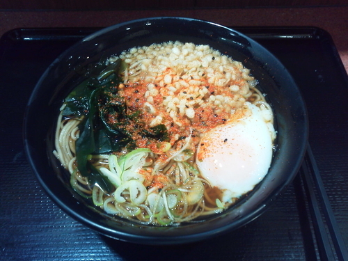 「たぬきそば 390円＋サービス半熟玉子」@名代 富士そば 笹塚店の写真