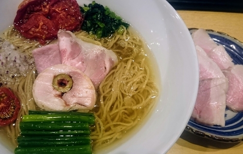 「塩そば＋富士幻豚チャーシュー（３００円）＋完熟ローストトマト」@饗 くろ㐂の写真