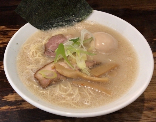 「塩とんこつ＋自家製味付玉子(650円＋ランチタイムサービス)」@ラーメン 岩佐の写真