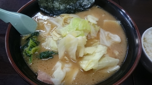 「キャベツラーメン(750円)+中盛(100円)」@とんぱた亭 三枚町店の写真