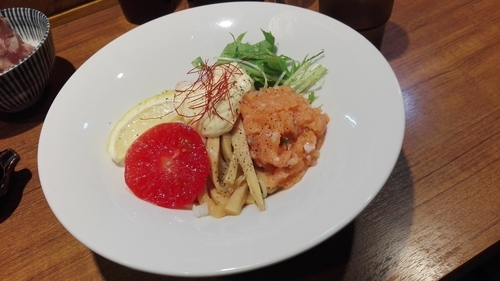 「キングサーモンの冷たい混ぜそば（限定）」@寿製麺よしかわ 川越店の写真