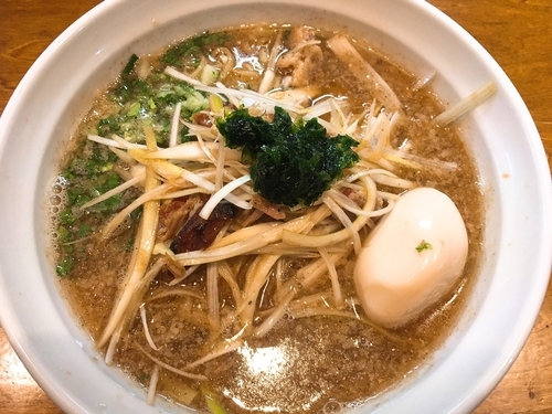 「【限定】ネギ煮干しラーメン＋味玉 950円」@はりけんラーメンの写真
