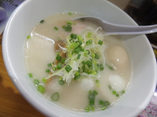 「牛白(味付き半熟玉子入り・細麺)」@らぁめんまんの写真