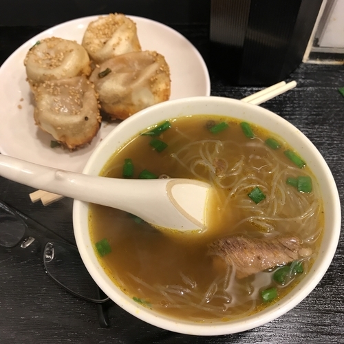 「牛カレースープ＋焼き小龍包 4個」@永祥生煎館の写真