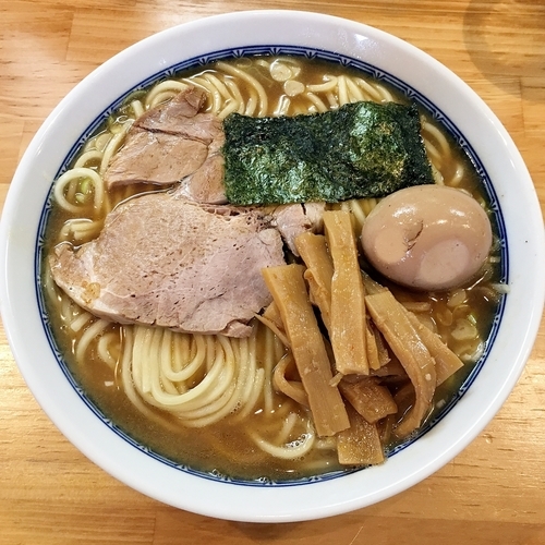 「ラーメン（中盛）＋味玉 ￥８５０」@自家製中華そば としおかの写真