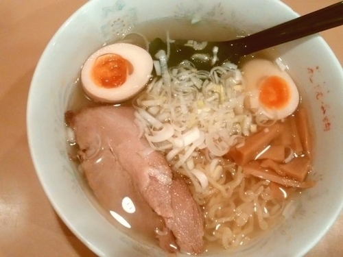 「塩ラーメン＋味玉」@札幌本舗 新宿アイランド店の写真