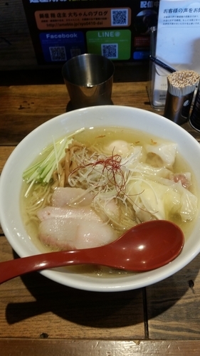 「香彩鶏だし味玉塩ラーメン+ワンタン」@麺屋 翔 西新宿本店の写真