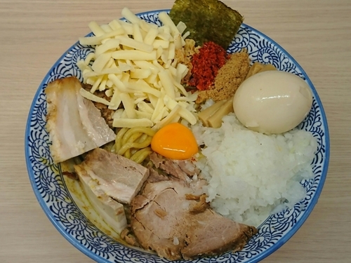 「カレーまぜそば＋タマネギ＋とろけるチーズ＝￥1070」@狼煙 大宮店の写真