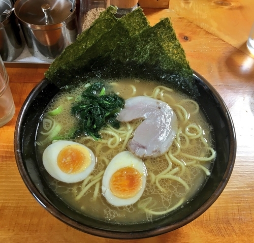 「らーめん+味付け玉子1/2」@横浜らーめん 鶴壱家の写真