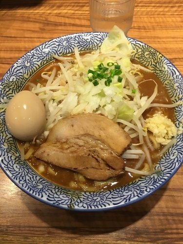 「カレーらーめん + 半熟煮玉子」@ラーメン燈郎の写真
