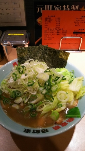 「ネギチャーシュー麺中盛  キャベツ」@横浜家系 元町家の写真