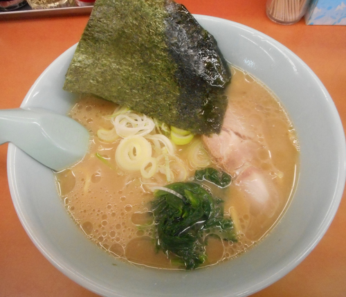 「醤油ラーメン　６４０円」@ラーメン山岡家 さいたま宮前店の写真