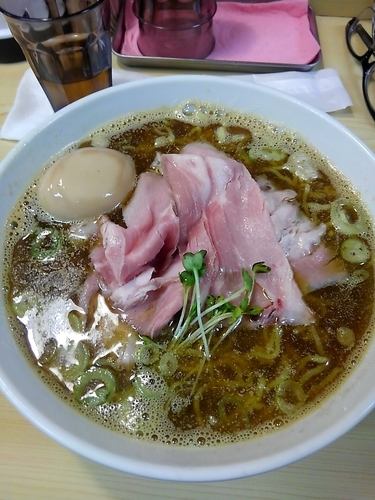 「煮干ラーメン　（白・煮卵）」@煮干ラーメンとローストビーフ パリ橋の写真
